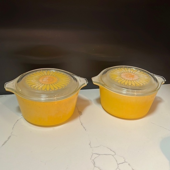 Set of 2 Vtg Pyrex Yellow 473 Sunflower 1QT Casserole Set w/Daisy Painted Lids - Picture 1 of 9